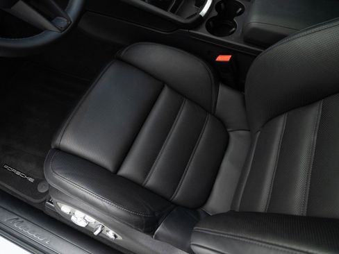 Certified 2025 Porsche Macan AWD/4WD image 16
