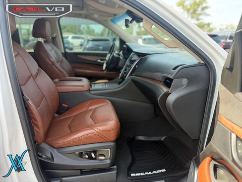 Used 2019 Cadillac Escalade Luxury AWD/4WD image 22