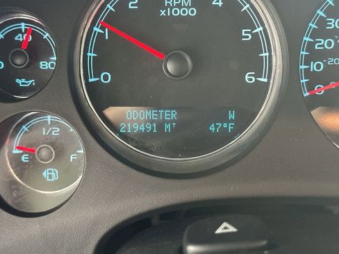 Used 2010 Chevrolet Suburban LTZ image 15