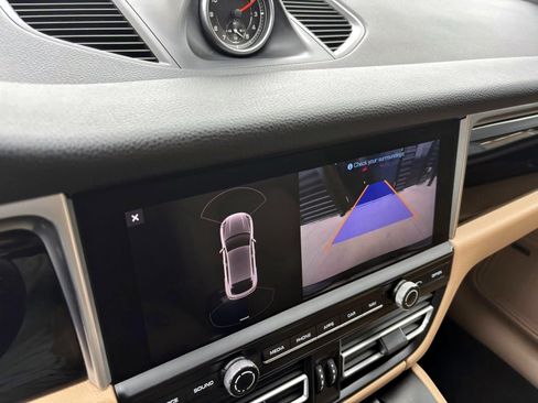 Certified 2020 Porsche Macan AWD/4WD image 35