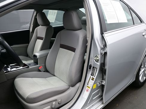 Used 2014 Toyota Camry XLE image 11