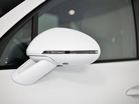 Certified 2025 Porsche Macan image 12