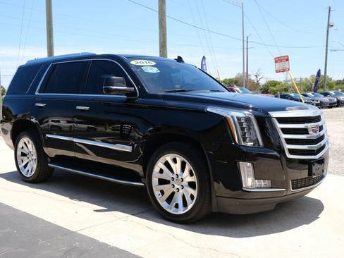 Used 2016 Cadillac Escalade Luxury AWD/4WD image 3