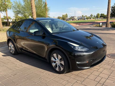 Used 2023 Tesla Model Y Long Range AWD/4WD image 1