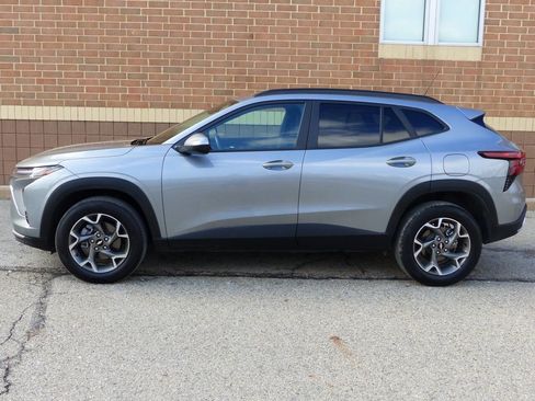 Used 2025 Chevrolet Trax LT w/ Driver Confidence Package image 6