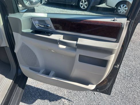 Used 2010 Chrysler Town & Country Touring FWD image 9