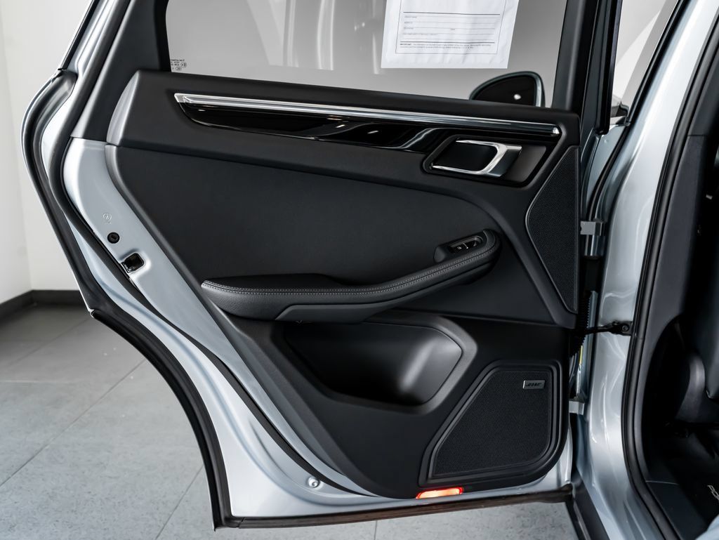 Certified 2026 Porsche Macan AWD/4WD image 22
