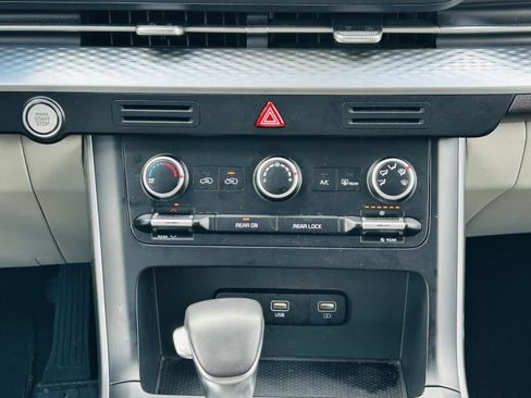 Used 2024 Kia Carnival LX image 19