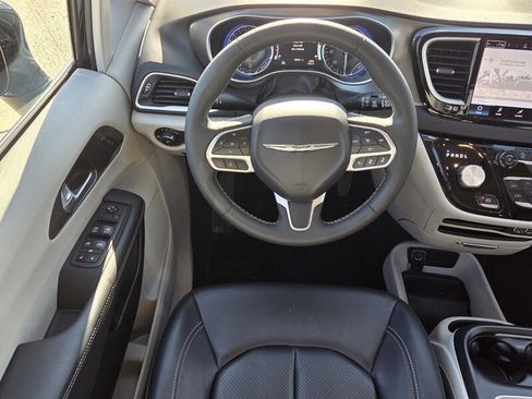 Used 2024 Chrysler Pacifica Touring-L image 12
