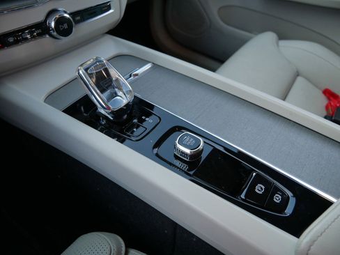 Used 2023 Volvo XC60 B5 Ultimate image 20