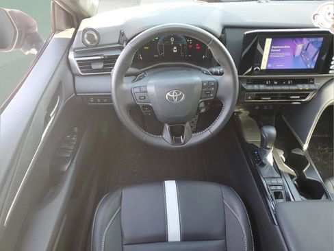 Used 2025 Toyota Camry SE image 13