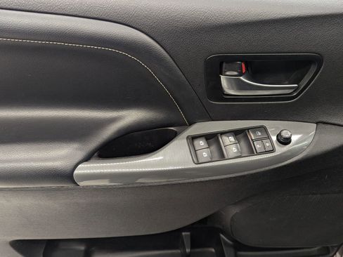 Used 2020 Toyota Sienna SE image 10