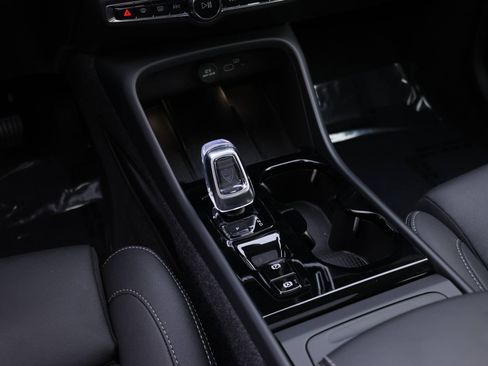 Certified 2025 Volvo XC40 B5 Plus w/ Protection Package Premier image 16