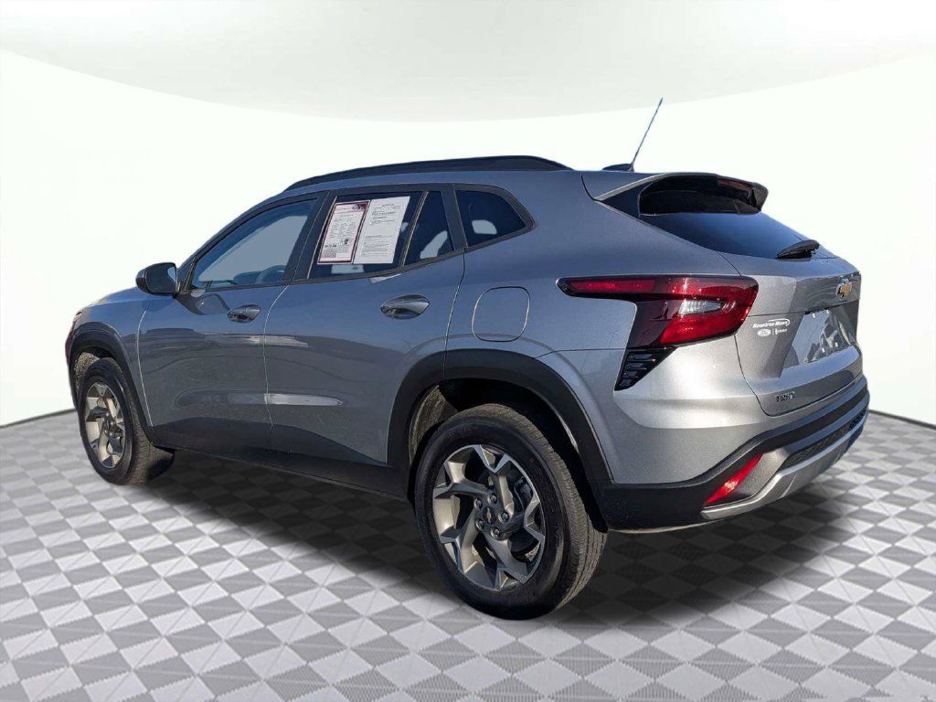 Used 2025 Chevrolet Trax LT FWD image 5