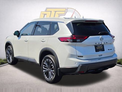 Used 2025 Nissan Rogue SL w/ Tech Package AWD/4WD image 7