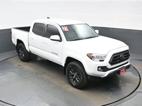 Used 2021 Toyota Tacoma SR5 AWD/4WD image 32