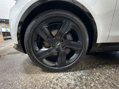 Used 2024 Land Rover Discovery Dynamic SE image 10