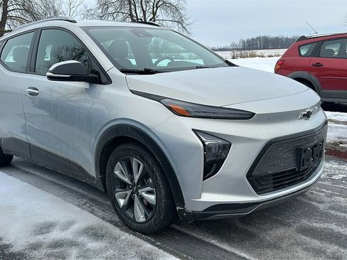 Used 2022 Chevrolet Bolt EUV LT w/ Convenience Package image 3