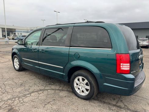 Used 2009 Chrysler Town & Country Touring image 6