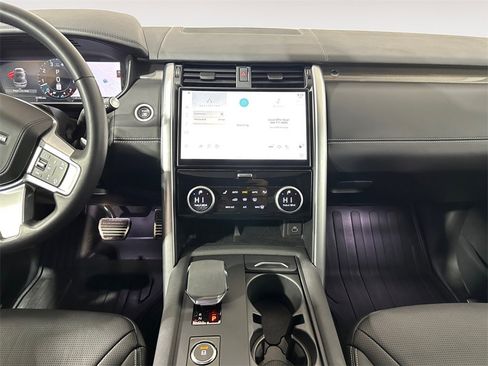 Used 2024 Land Rover Discovery Metropolitan Edition image 11