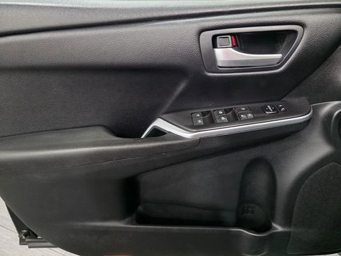 Used 2017 Toyota Camry SE image 10