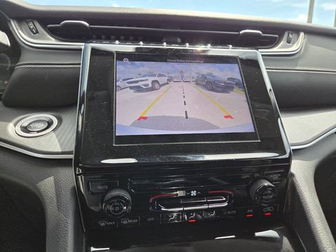 Used 2024 Jeep Grand Cherokee Laredo image 30