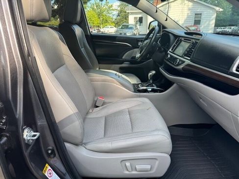 Used 2015 Toyota Highlander Limited image 13