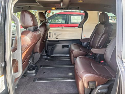 Used 2022 Toyota Sienna Platinum image 21