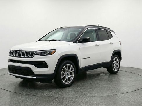 Used 2025 Jeep Compass Limited AWD/4WD image 3