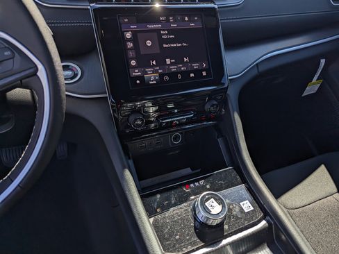 New 2025 Jeep Grand Cherokee L Laredo image 10