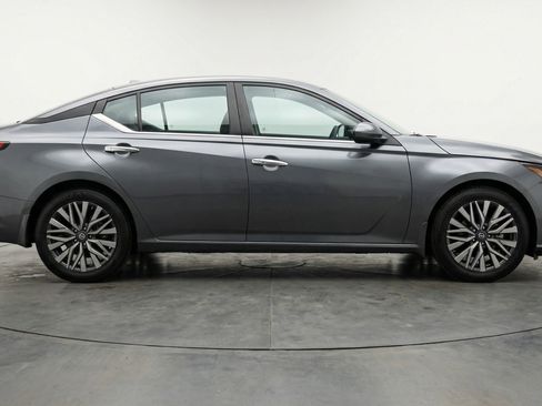 Used 2025 Nissan Altima 2.5 SV image 11