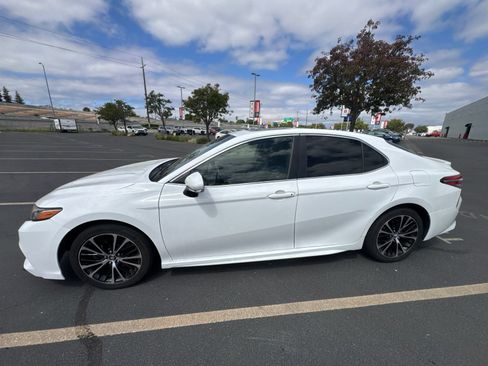 Used 2018 Toyota Camry SE w/ Moonroof Package FWD image 4