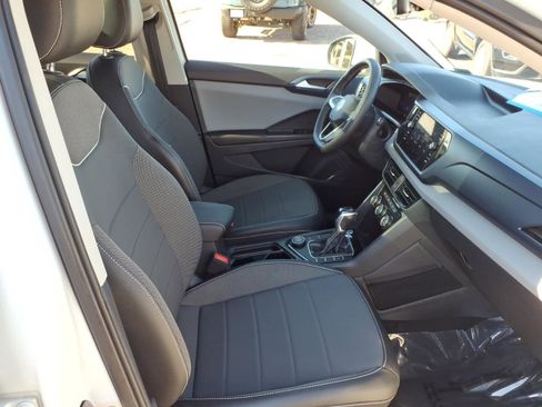 Used 2023 Volkswagen Taos SE w/ Panoramic Sunroof Package image 10