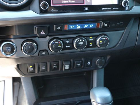 Used 2020 Toyota Tacoma TRD Off-Road w/ TRD Premium Off Road Package AWD/4WD image 22