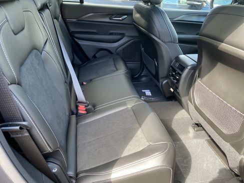 New 2025 Jeep Grand Cherokee Laredo image 6