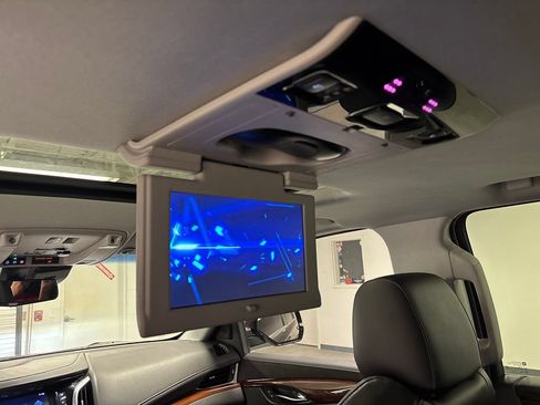 Used 2018 Cadillac Escalade Premium Luxury RWD image 40