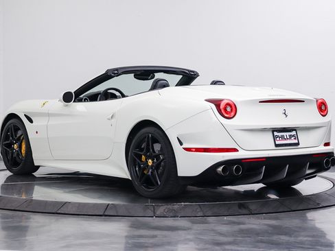 Used 2017 Ferrari California T RWD image 11