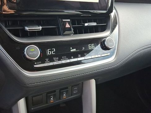 Used 2025 Toyota Corolla Cross XLE FWD image 16