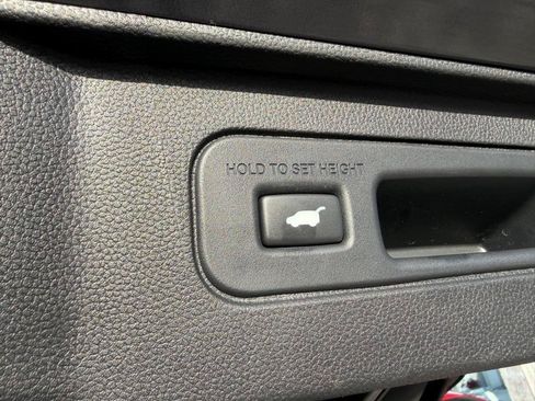 Used 2025 Honda Pilot EX-L image 10