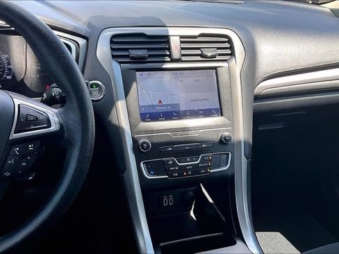 Used 2020 Ford Fusion SE FWD image 9