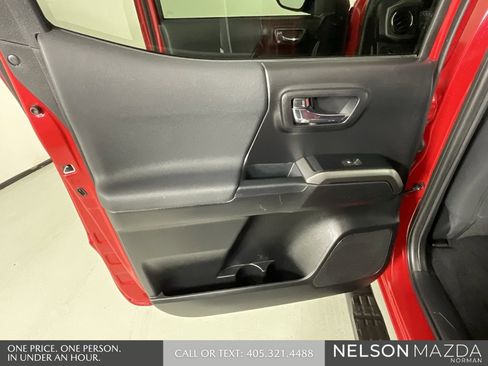 Used 2022 Toyota Tacoma TRD Sport w/ Technology Package image 19