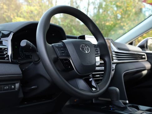 Used 2025 Toyota Camry LE image 5