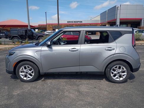 Used 2025 Kia Soul LX w/ LX Technology Package FWD image 9
