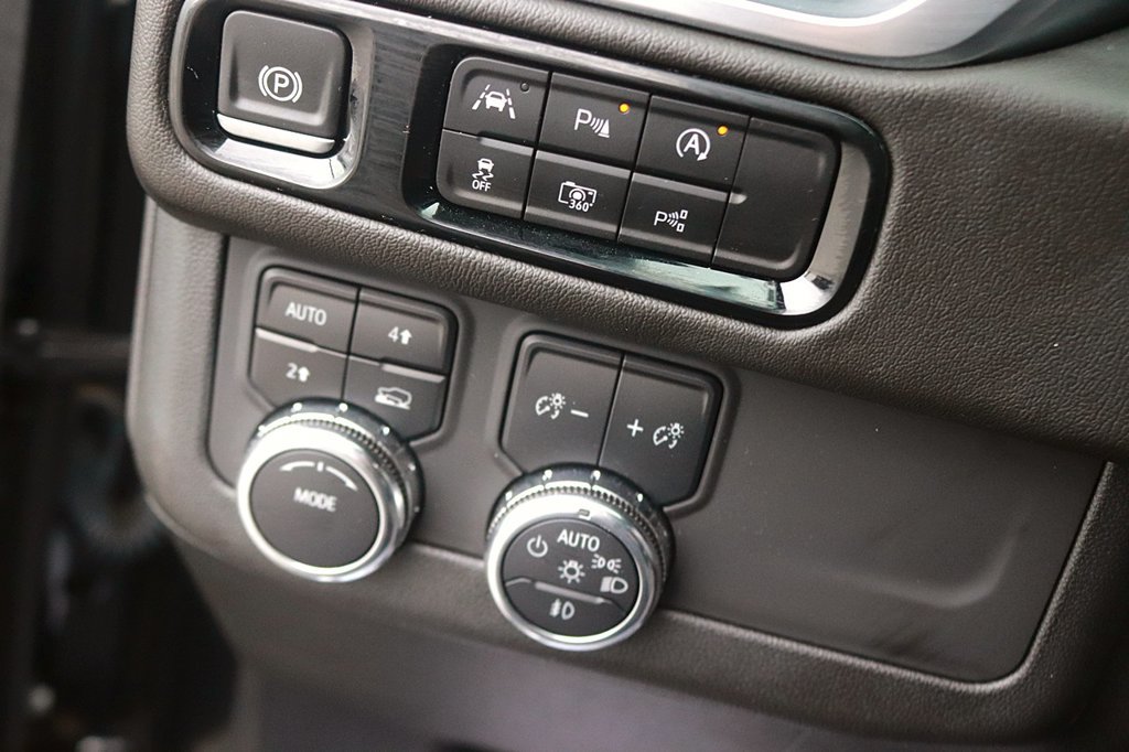 Used 2025 GMC Yukon Denali AWD/4WD image 29