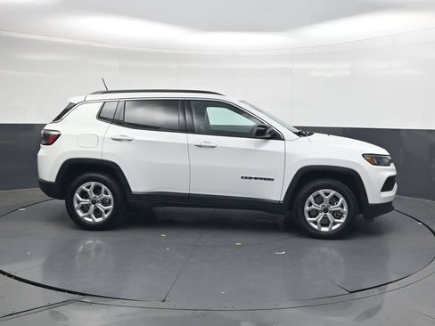 Used 2025 Jeep Compass Latitude AWD/4WD image 4