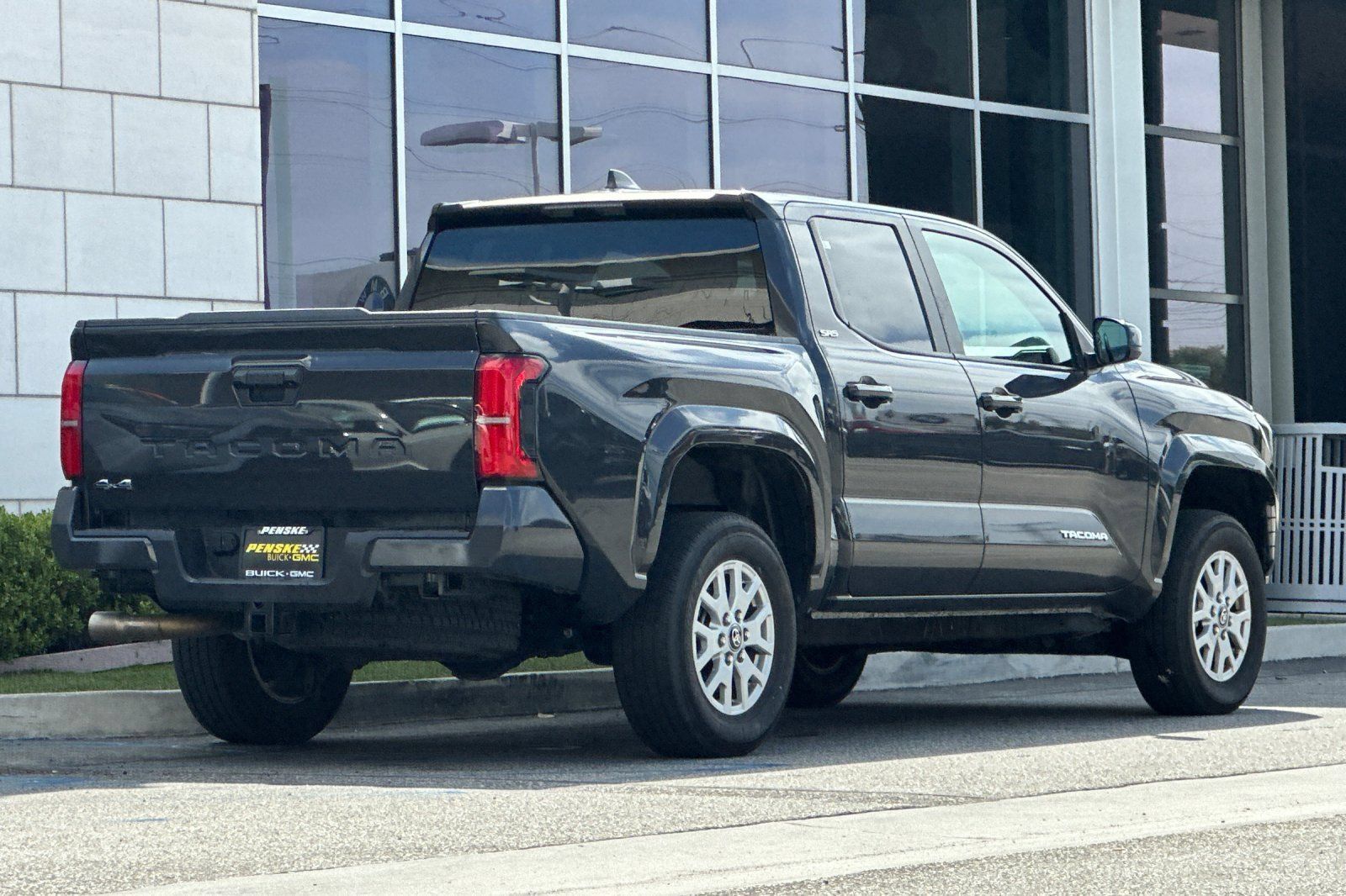 Used 2025 Toyota Tacoma SR5 AWD/4WD image 4