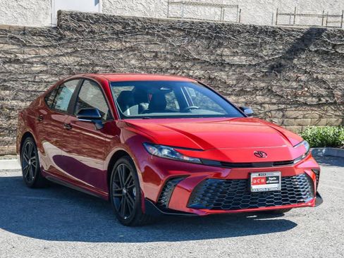 New 2026 Toyota Camry Hybrid FWD image 3