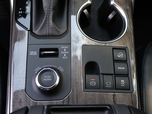 Certified 2024 Toyota Highlander Limited AWD/4WD image 36