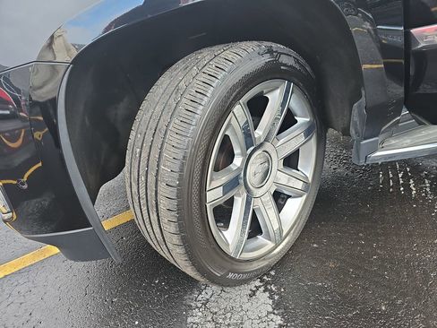 Used 2018 Cadillac Escalade ESV Premium Luxury image 35