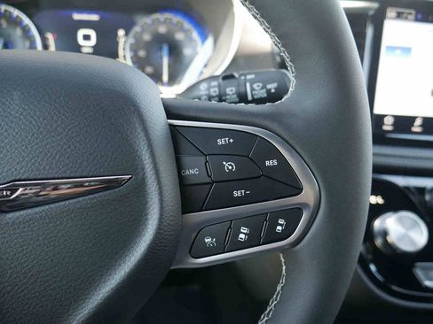 New 2026 Chrysler Pacifica Select AWD/4WD image 36